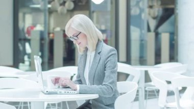 Genç işkadını üstünde onu laptop verimli çalışma.