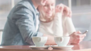 Genç çift kendilerini restoranda zevk.