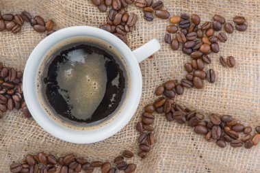 Masanın üzerinde duran kahve fincan