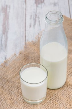 Cam masanın üzerinde duran süt