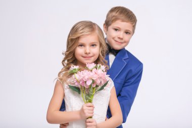 küçük erkek ve kız kucaklayan