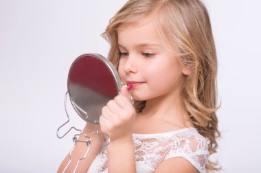 Küçük kız makyaj yapıyor