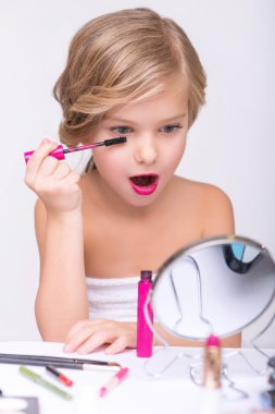 Tatlı küçük kız makyaj yapıyor