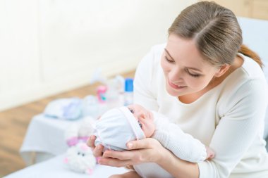 Küçük çocuğunu tutan anne Hemşirelik