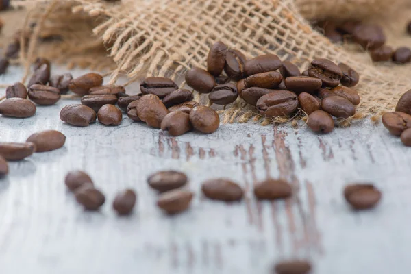 Chicchi di caffè sdraiato sul tavolo — Foto Stock