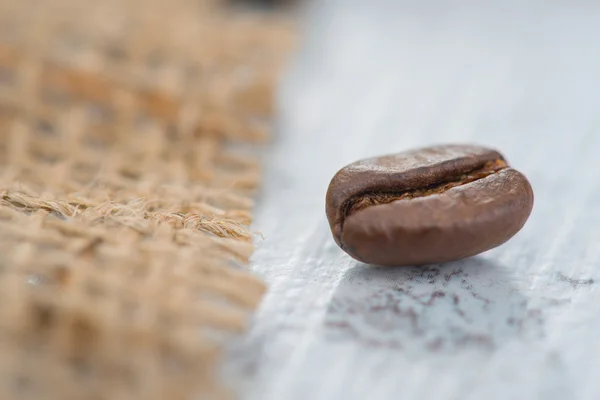 Кофейные зерна лежат на столе — стоковое фото