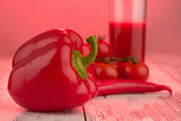 Poivre et tomates couchés sur la table — Photo