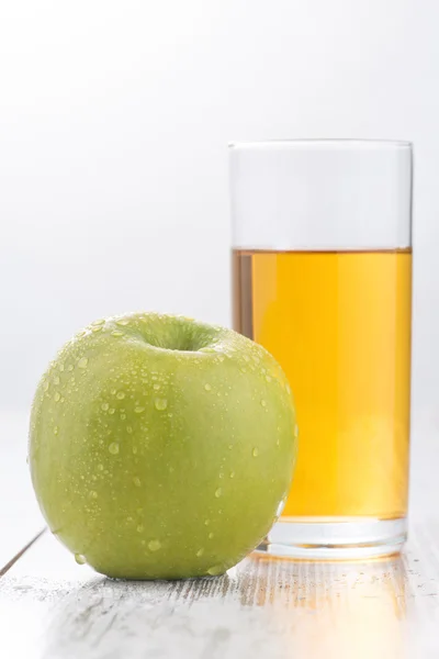 Grüner Apfel liegt auf dem Tisch — Stockfoto