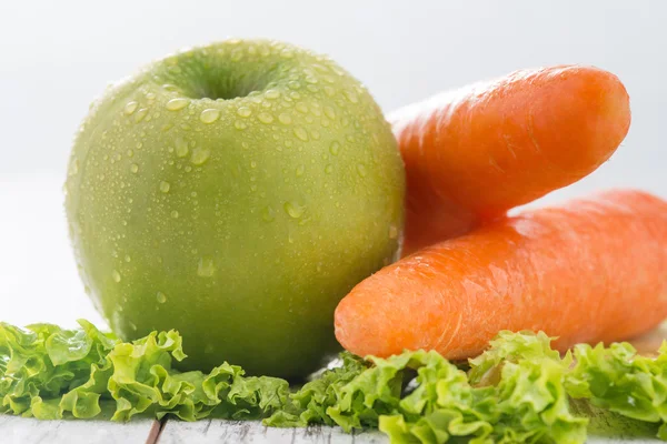 Green apple lying on the table — Stock Photo, Image