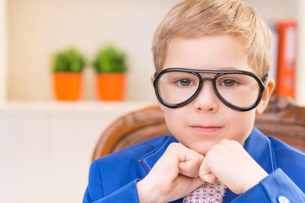 Kleine jongen een bril. — Stockfoto