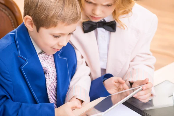 Маленькі діти зайняті цифровим планшетом — стокове фото