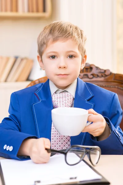 Kleine jongen handhaving cup en grijpen bril. — Stockfoto