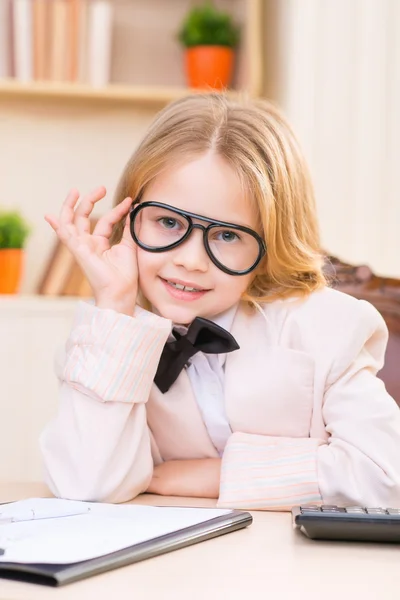 Preciosa chica ajustando gafas . — Foto de Stock