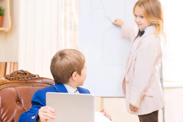 举行白板的平板电脑和女孩的男孩. — 图库照片