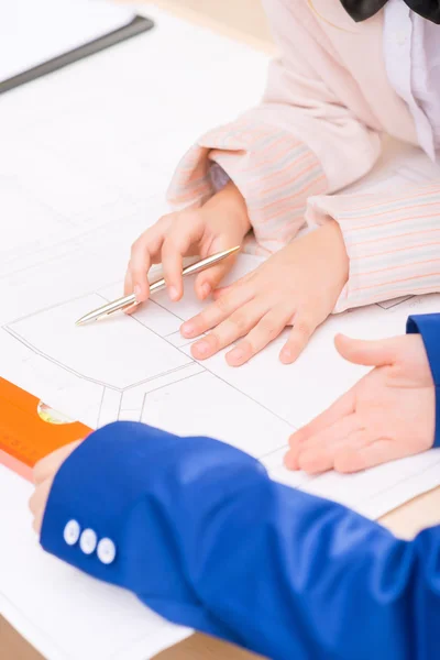 Kids are busy with big construction drawing. — Stock Photo, Image