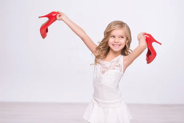 赤い靴を保持している陽気な少女 — ストック写真