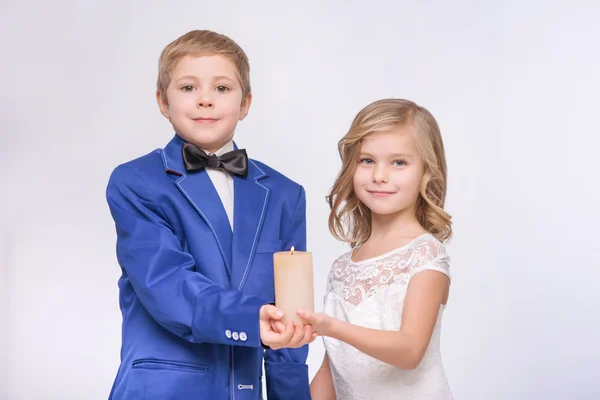 Pequeña pareja amorosa celebrando la boda — Foto de Stock