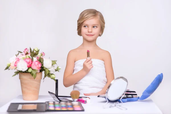 Linda niña haciendo maquillaje —  Fotos de Stock