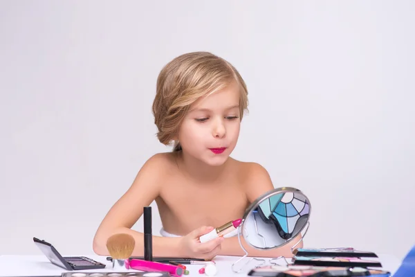 Linda niña haciendo maquillaje —  Fotos de Stock