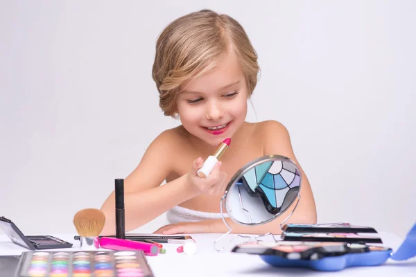 Милая маленькая девочка делает макияж — стоковое фото