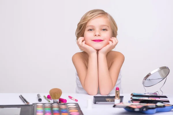 Nettes kleines Mädchen beim Make-up — Stockfoto