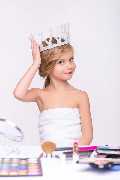 Mukava pieni tyttö tekee meikkiä — kuvapankkivalokuva
