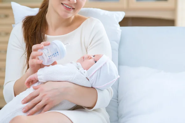 Zogende moeder met haar kleine kind — Stockfoto