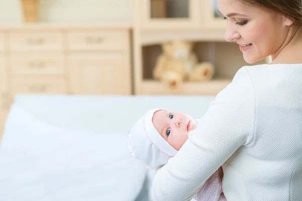 Madre lactante sosteniendo a su pequeño hijo — Foto de Stock