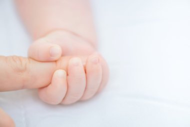 Anne bebek tutan parmak