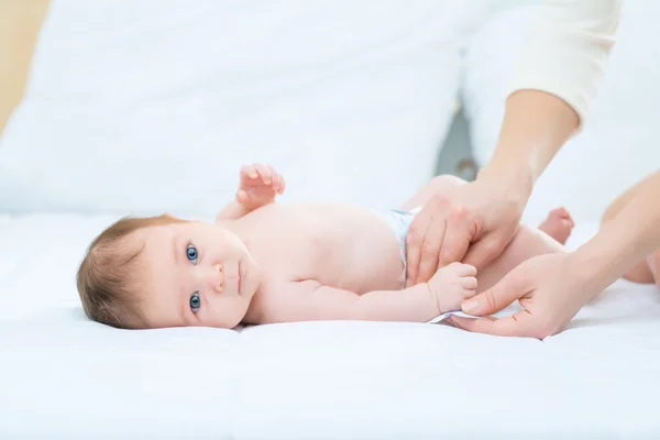 Bebê bonito deitado na cama — Fotografia de Stock