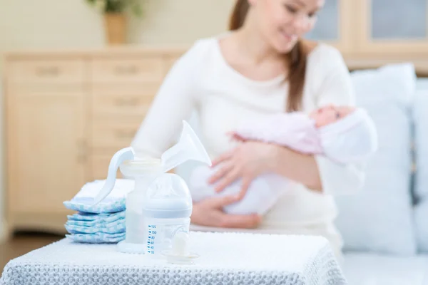 Ammande mamma matar sitt barn — Stockfoto