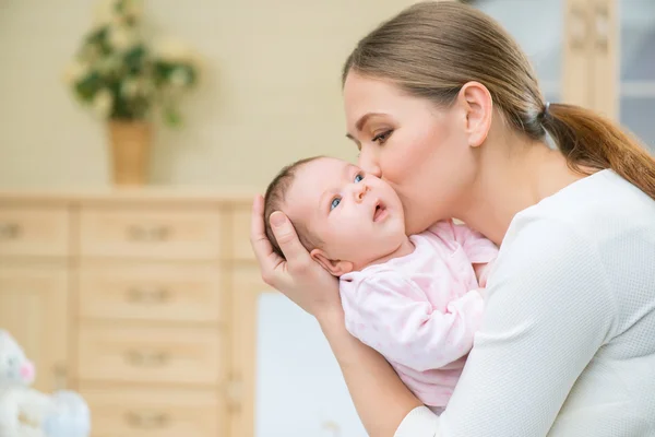 Liefdevolle zogende moeder houden baby — Stockfoto