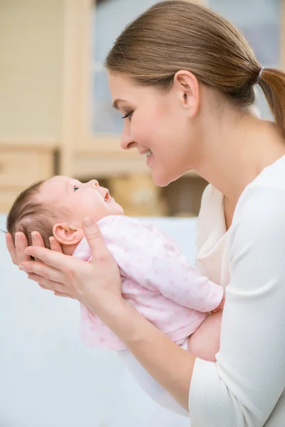 Amantísima madre lactante sosteniendo bebé — Foto de Stock