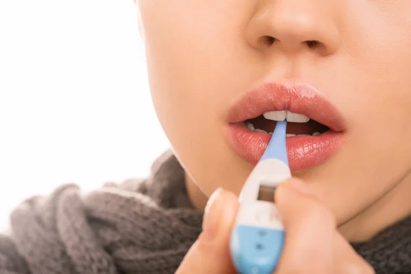 Jong meisje is bezig met haar temperatuur meten. — Stockfoto