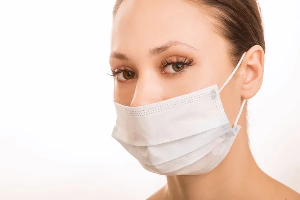 Menina está vestindo máscara facial estéril. — Fotografia de Stock