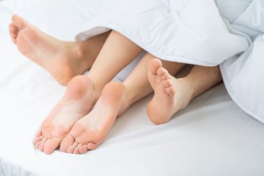 Güzel sevgi dolu çift yatakta yatan