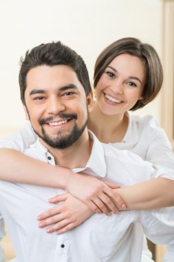 Yakışıklı adam holding eş