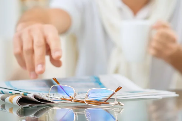 Man holding hand to get  glasses — Stock Photo, Image