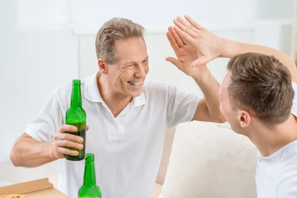 Père et fils adulte buvant de la bière — Photo