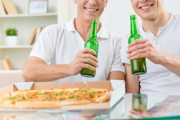 Pai e filho adulto bebendo cerveja — Fotografia de Stock