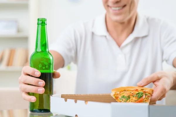 Adult man eating pizza — Stock fotografie