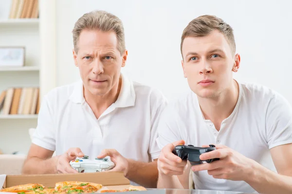 Padre e hijo adulto jugando videojuegos — Foto de Stock