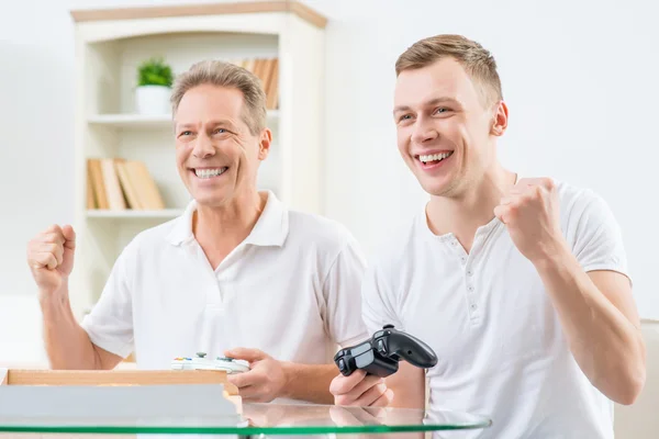 Pai e filho adulto jogando videogames — Fotografia de Stock