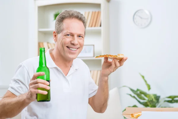 Content adult man drinking beer — ストック写真