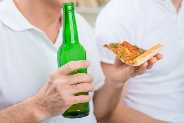 Father and his adult son drinking beer — Stockfoto