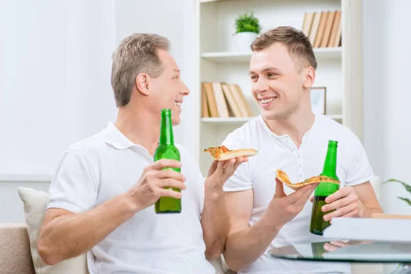 Pai e seu filho adulto bebendo cerveja — Fotografia de Stock