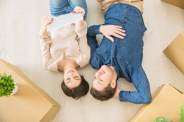 Casal amoroso deitado no chão — Fotografia de Stock