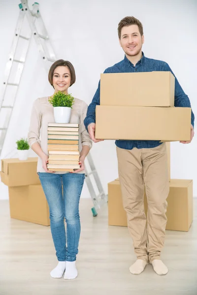 Happy couple holding boxes — Stock Photo, Image