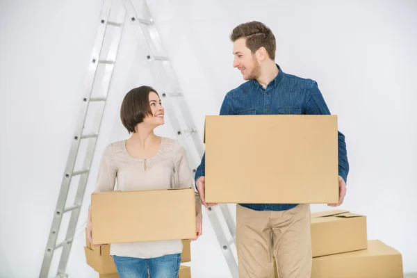 Happy couple holding boxes — Stock Photo, Image