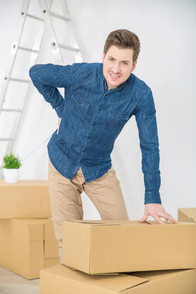 Agradable hombre empacando las cajas — Foto de Stock